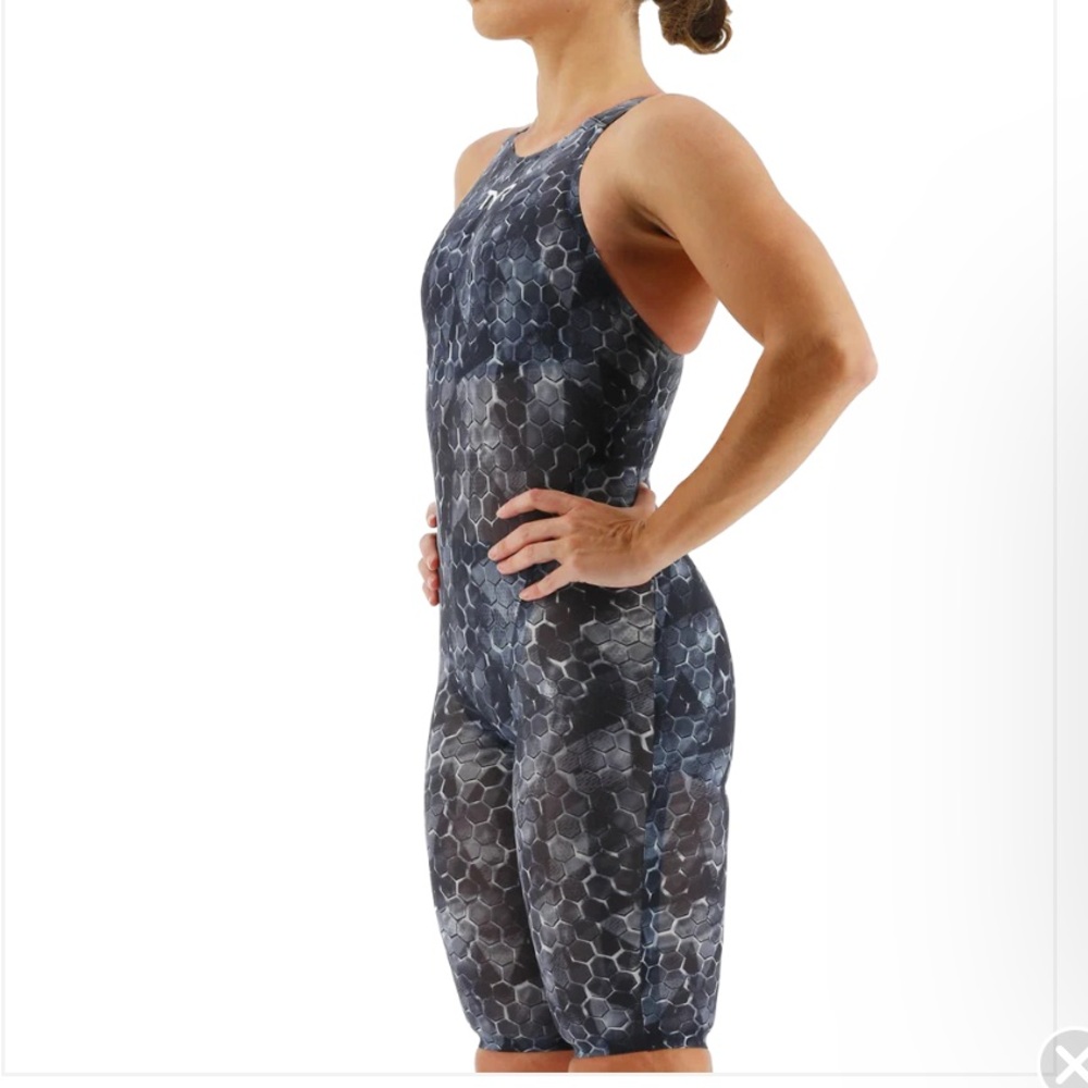 NWT: TYR Women's Avictor 2.0 Swimsuit in Black and Gray, Open Back - Picture 4 of 9